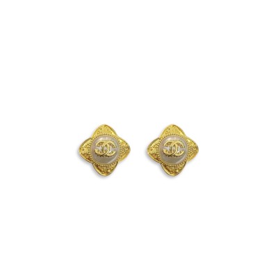 CHANEL CLOVER-SHAPED PEARL EARRINGS